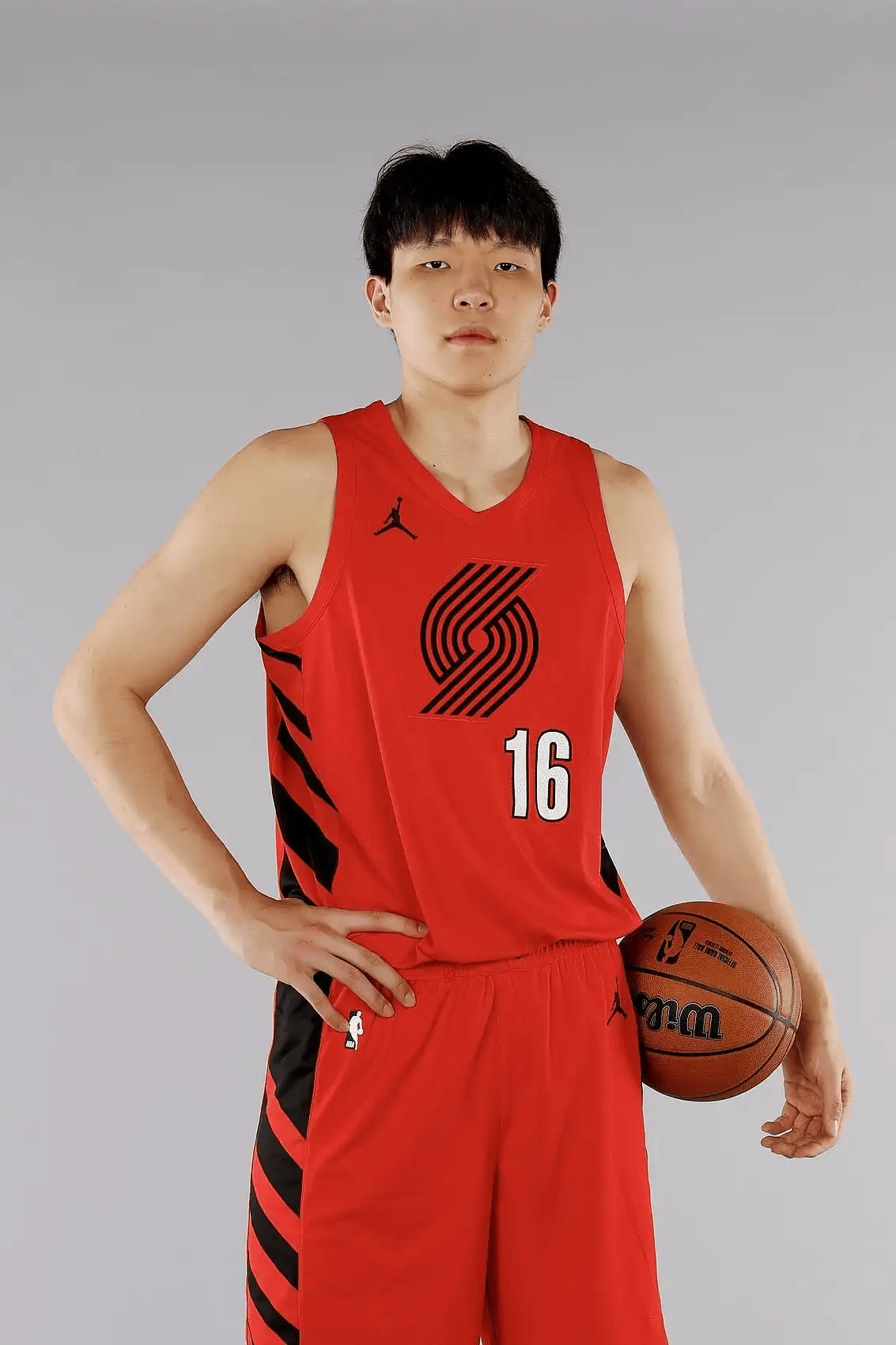 NBA常规赛赛后走向成谜,波特兰开拓者更衣室发声,管理层满意,年轻球员得到机会的简单介绍-米兰体育