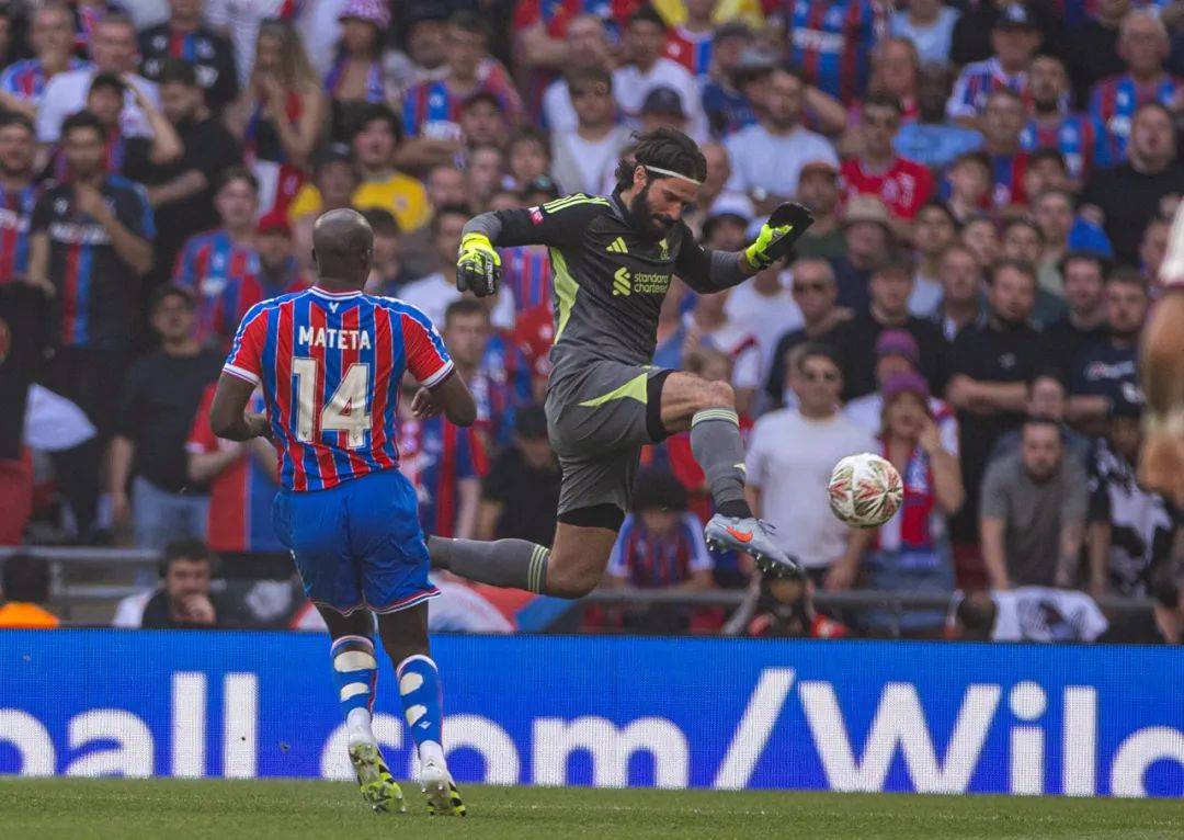 斯图加特发布备战花絮，赛前临场应变，社区盾任务艰巨，球队文化再被提及 