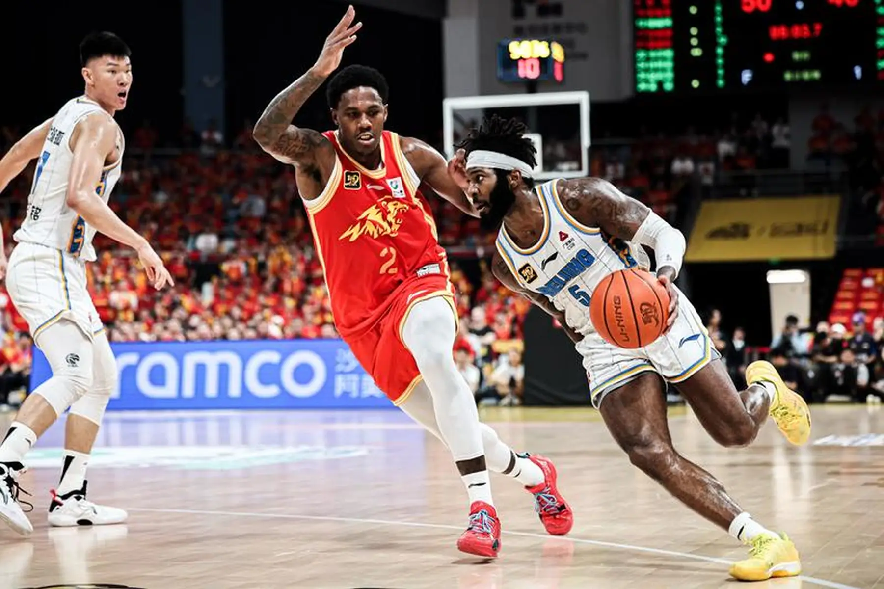 广厦男篮训练开放日；窗口期手感冰凉引欢呼；荷甲在即；高层口径保持一致的简单介绍